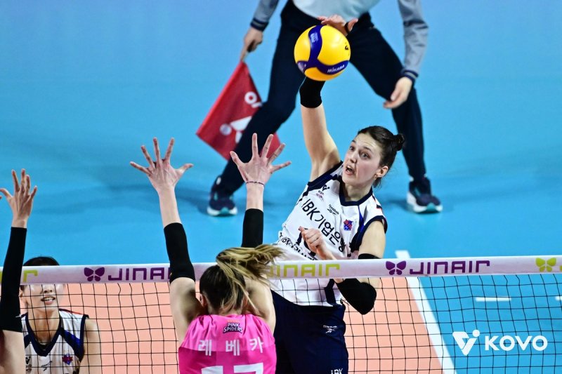 공격하는 IBK기업은행의 주포 빅토리아(오른쪽) (출처=연합뉴스)