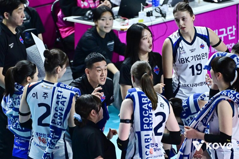 작전 지시하는 여오현 IBK기업은행 감독대행(중앙) (출처=연합뉴스)