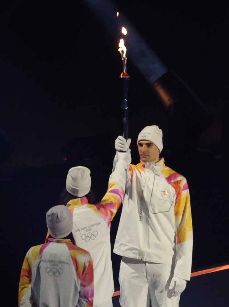 이탈리아 남자·여자 배구 대표팀 선수들이 6일 오후(현지시간) 이탈리아 밀라노 산시로 올림픽 스타디움에서 열린 2026 밀라노·코르티나담페초 동계올림픽대회 개회식에서 성화 봉송을 하고 있다. 2026.2.7 ⓒ 뉴스1 김진환 기자