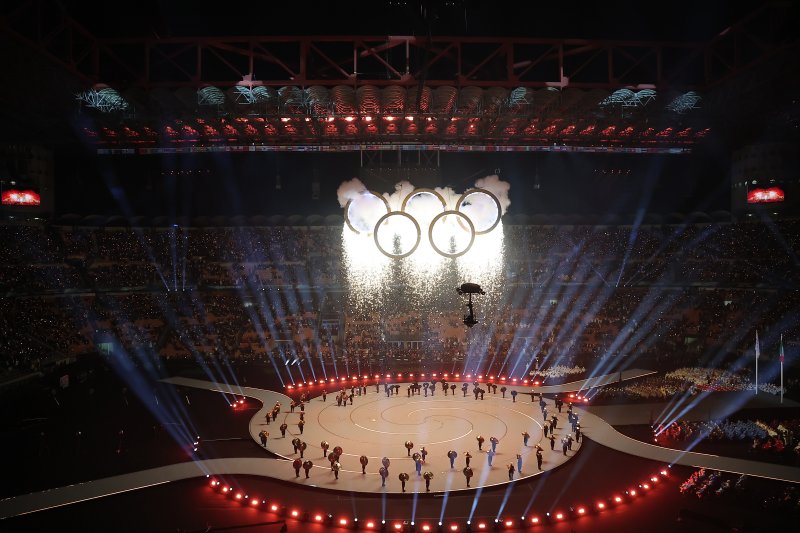6일 오후(현지시간) 이탈리아 밀라노 산시로 올림픽 스타디움에서 열린 2026 밀라노·코르티나담페초 동계올림픽대회 개회식에서 이탈리아 알파인 스킨 레전드 데보라 콤파뇨니, 엘베르토 톰바가 성화를 점화하자 오륜기 로고 조형물에서 불꽃이 터지고 있다. 2026.2.7 ⓒ 뉴스1 김성진 기자