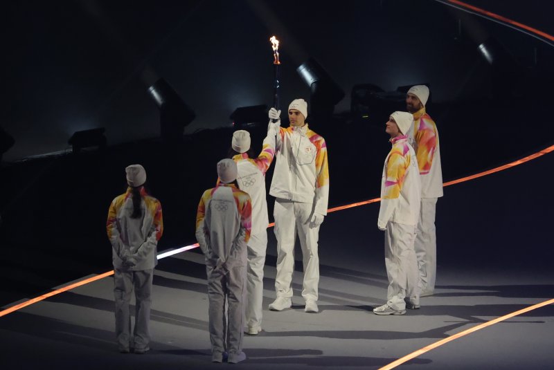 이탈리아 남자·여자 배구 대표팀 선수들이 6일 오후(현지시간) 이탈리아 밀라노 산시로 올림픽 스타디움에서 열린 2026 밀라노·코르티나담페초 동계올림픽대회 개회식에서 성화 봉송을 하고 있다. 2026.2.7 ⓒ 뉴스1 김진환 기자