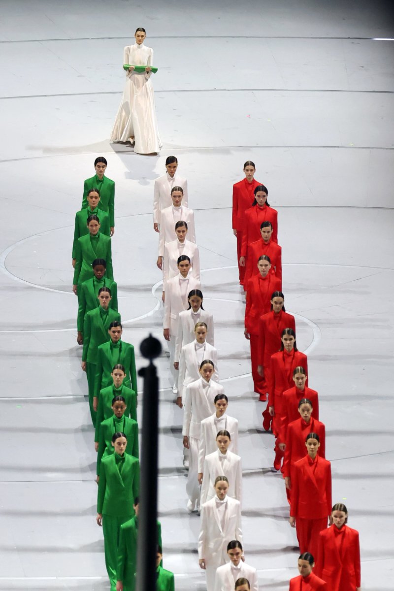 6일 오후(현지시간) 이탈리아 밀라노 산시로 올림픽 스타디움에서 열린 2026 밀라노·코르티나담페초 동계올림픽대회 개회식에서 비토리아 체레티가 국기를 들고 등장하고 있다. 2026.2.7 ⓒ 뉴스1 김진환 기자