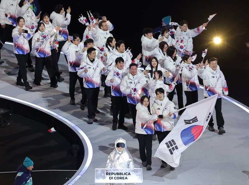 대한민국 선수단 기수 차준환(피겨 스케이팅)과 박지우(스피드 스케이팅)가 6일 오후(현지시간) 이탈리아 밀라노 산시로 올림픽 스타디움에서 열린 2026 밀라노·코르티나담페초 동계올림픽대회 개회식에서 선수단을 이끌고 입장하고 있다. 2026.2.7 ⓒ 뉴스1 김성진 기자