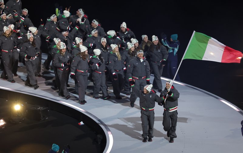 6일 오후(현지시간) 이탈리아 밀라노 산시로 올림픽 스타디움에서 열린 2026 밀라노·코르티나담페초 동계올림픽대회 개회식에서 이탈리아 선수단이 입장하고 있다. 2026.2.7 ⓒ 뉴스1 김성진 기자