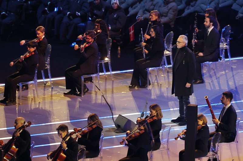 테너 안드레아 보첼리가 6일 오후(현지시간) 이탈리아 밀라노 산시로 올림픽 스타디움에서 열린 2026 밀라노·코르티나담페초 동계올림픽대회 개회식에서 성화 봉송에 앞서 공연을 선보이고 있다. 2026.2.7 ⓒ 뉴스1 김성진 기자
