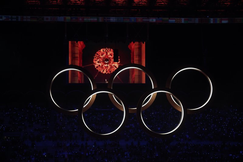 이탈리아 알파인 스킨 레전드 데보라 콤파뇨니, 엘베르토 톰바가 6일 오후(현지시간) 이탈리아 밀라노 산시로 올림픽 스타디움에서 열린 2026 밀라노·코르티나담페초 동계올림픽대회 개회식에서 성화를 점화하고 있다. 2026.2.7 ⓒ 뉴스1 김성진 기자