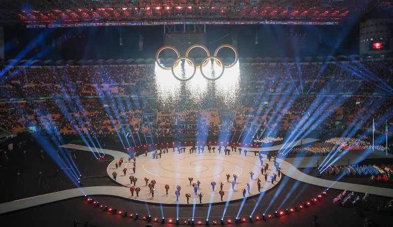 6일 오후(현지시간) 이탈리아 밀라노 산시로 올림픽 스타디움에서 열린 2026 밀라노·코르티나담페초 동계올림픽대회 개회식에서 이탈리아 알파인 스킨 레전드 데보라 콤파뇨니, 엘베르토 톰바가 성화를 점화하자 오륜기 로고 조형물에서 불꽃이 터지고 있다. 2026.2.7 ⓒ 뉴스1 김성진 기자