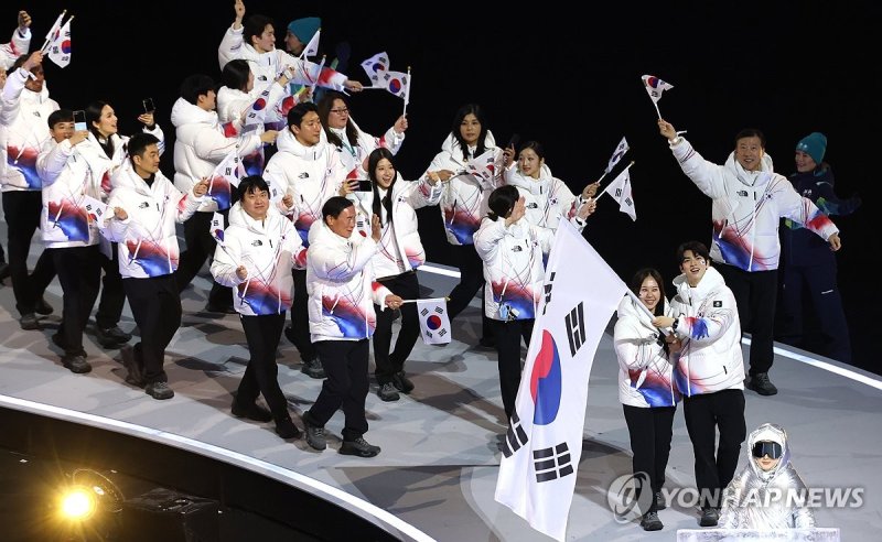 태극기 든 차준환과 박지우 (출처=연합뉴스)