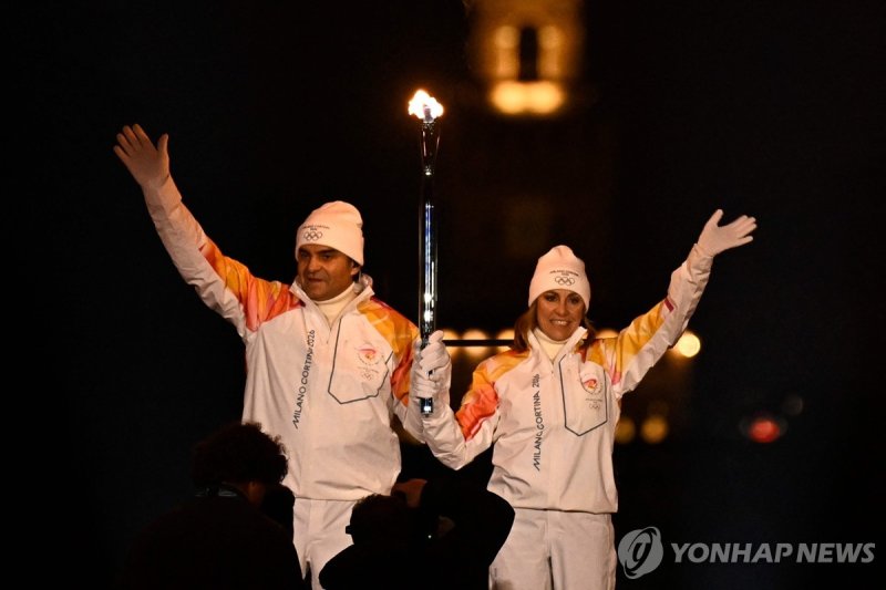 밀라노 성화 최종 점화자인 엘베르토 톰바(왼쪽)와 데보라 콤파뇨니 (출처=연합뉴스)