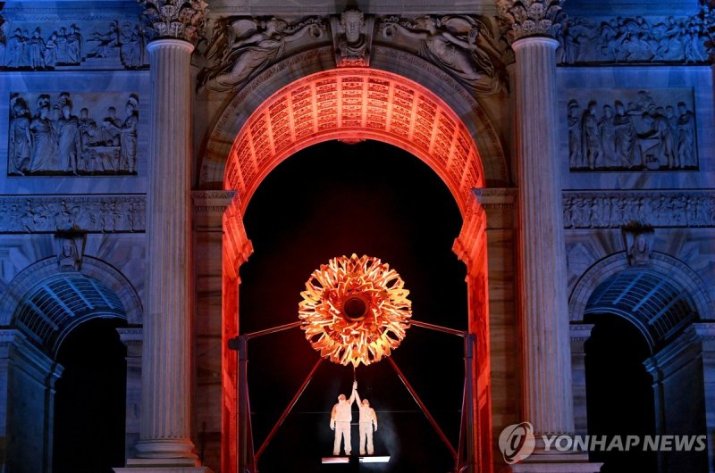 밝게 빛나는 성화 (출처=연합뉴스)