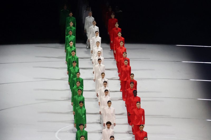 6일 오후(현지시간) 이탈리아 밀라노 산시로 올림픽 스타디움에서 열린 2026 밀라노·코르티나담페초 동계올림픽대회 개회식에서 이탈리아 국기 색상의 아르마니 의상을 입은 모델들이 등장하고 있다. 2026.2.7 ⓒ 뉴스1 김진환 기자