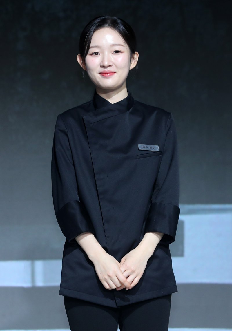 [서울=뉴시스] 김혜진 기자 = 아기 맹수 셰프가 17일 오전 서울 종로구 JW 메리어트 동대문 스퀘어 서울에서 열린 넷플릭스 예능 '흑백요리사: 요리 계급 전쟁2' 제작발표회에서 포즈를 취하고 있다. 2025.12.17. jini@newsis.com