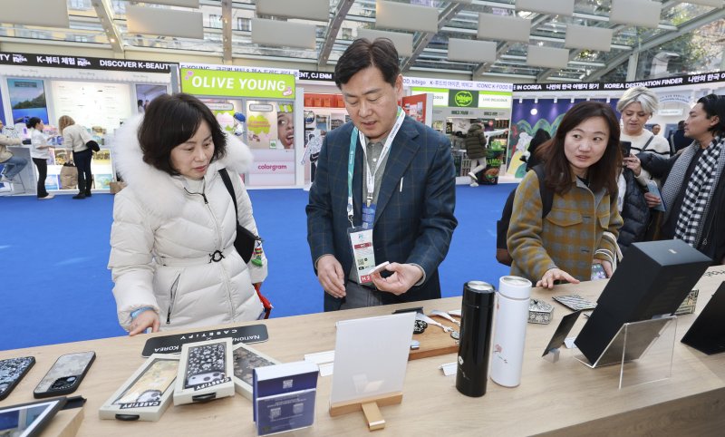 [전주=뉴시스] 김관영 전북특별자치도지사가 6일(현지시각)부터 이탈리아에서 개최된 2026 밀라노-코르티나 동계올림픽 현장을 방문한 가운데 지난 5일부터 17일까지 밀라노 현지에서 대한체육회가 운영하는 '코리아하우스' 프로그램을 살펴보고 있다. (사진= 전북자치도 제공) 2026.02.07. photo@newsis.com *재판매 및 DB 금지