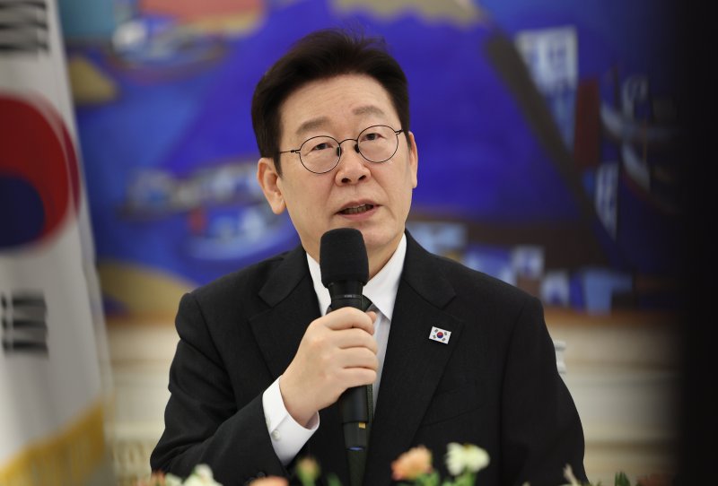 [서울=뉴시스] 고범준 기자 = 사진은 이재명 대통령이 지난 4일 청와대에서 열린 청년일자리와 지방투자 확대를 위한 기업간담회에서 발언을 하고 있는 모습. (청와대통신사진기자단) 2026.02.04. bjko@newsis.com