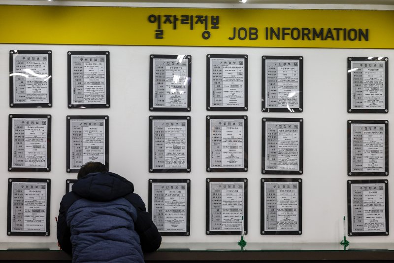 [서울=뉴시스] 정병혁 기자 = 10일 서울 마포구 서부고용복지센터를 찾은 구직자가 서류를 작성하고 있다. 2025.12.10. jhope@newsis.com