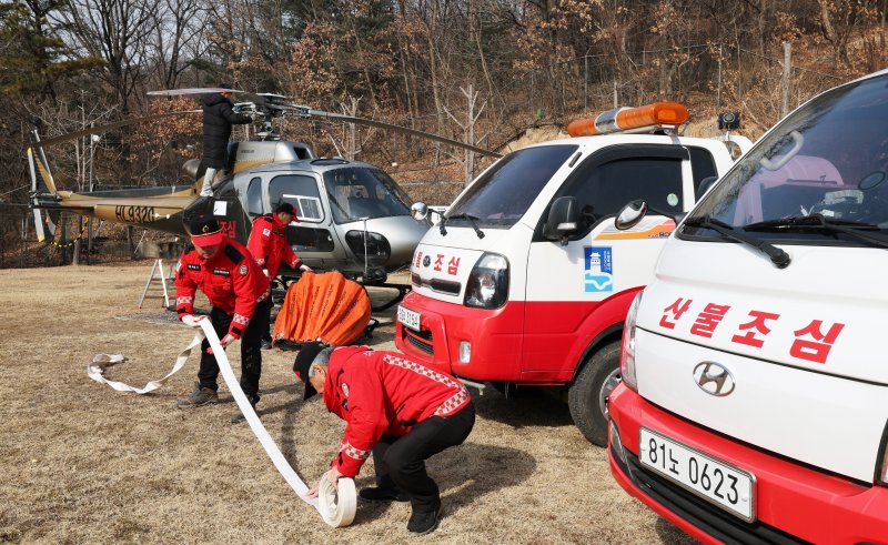 지난달 26일 경기 수원시 장안구 산불진화헬기 임시계류장에서 수원시 산불감시원과 헬기 정비사가 다목적 산불진화차량 및 산불 대응 헬기를 점검하고 있다. 앞서 산림청은 산불위기경보를 '주의'로 상향하고 전국에 산불 경계령을 내렸다. 2026.1.26 ⓒ 뉴스1 김영운 기자