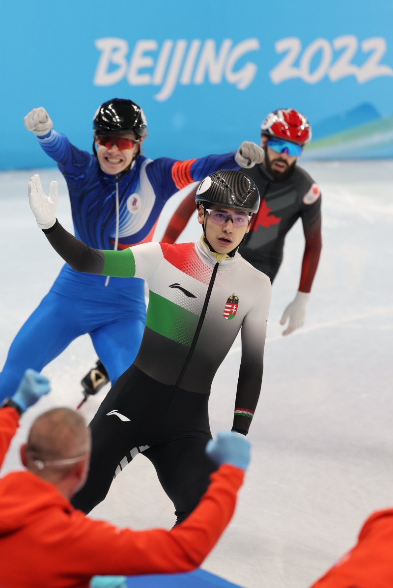 13일 오후 중국 베이징 수도실내체육관에서 열린 2022 베이징 동계올림픽 쇼트트랙 남자 500m 결승 경기에서 헝가리의 류사오앙이 금메달을 획득 후 환호하고 있다. 2022.2.13 ⓒ 뉴스1 안은나 기자