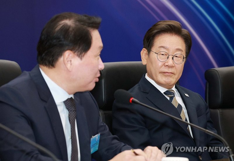 최태원 회장 발언 듣는 이재명 대통령 (출처=연합뉴스)