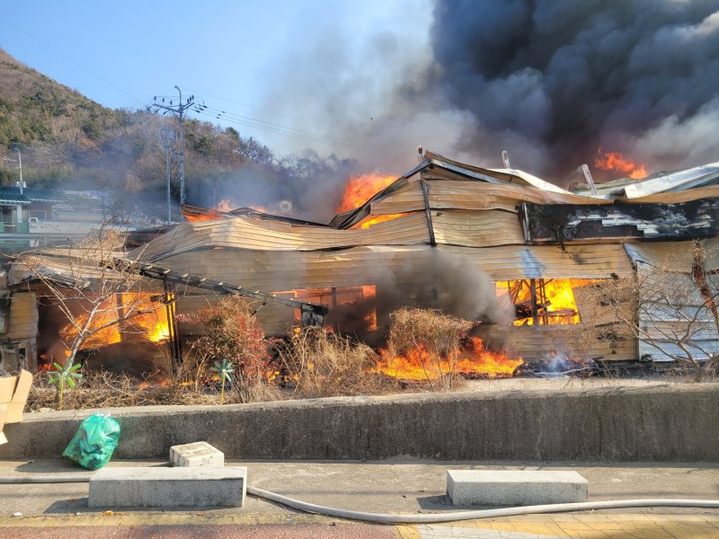 7일 오전 10시 24분쯤 김해시 대동면 주동리의 한 단열재 보관 창고에서 불이났다. 화재 현장 모습.(경남소방본부 제공. 재판매 및 DB금지)