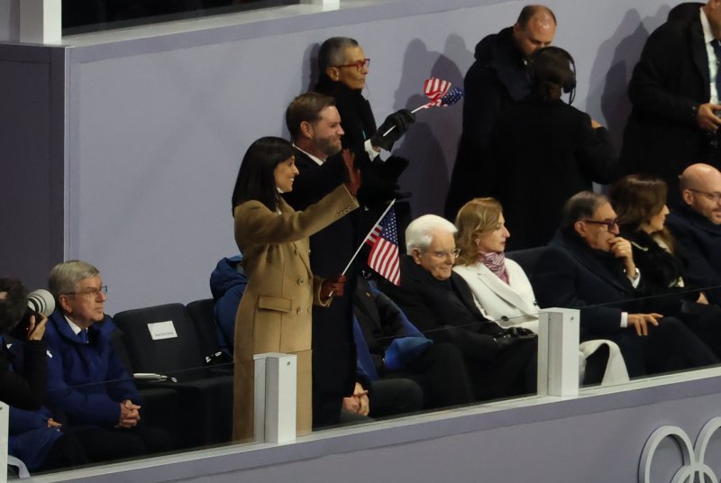 JD 밴스 미국 부통령 부부가 6일 오후(현지시간) 이탈리아 밀라노 산시로 올림픽 스타디움에서 열린 2026 밀라노·코르티나담페초 동계올림픽대회 개회식에 참석해 미국 선수단이 입장하자 손을 흔들고 있다. 2026.2.7 ⓒ 뉴스1 김진환 기자
