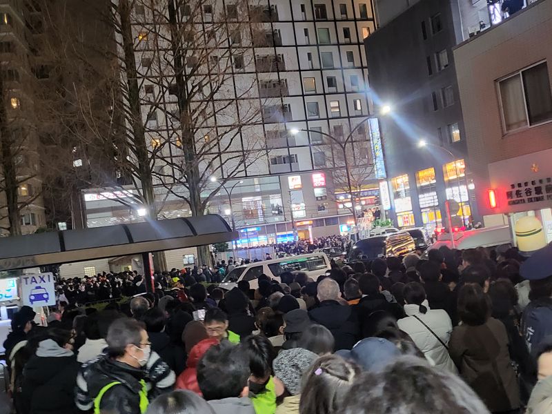 지난 7일 오후 6시에 자민당의 선거 유세가 시작된 도쿄도 스기나미구 아사가야역 남쪽 출구는 다카이치 사나에 일본 총리의 연설을 듣기 위해 몰린 인파로 가득했다. 사진=서혜진 도쿄특파원