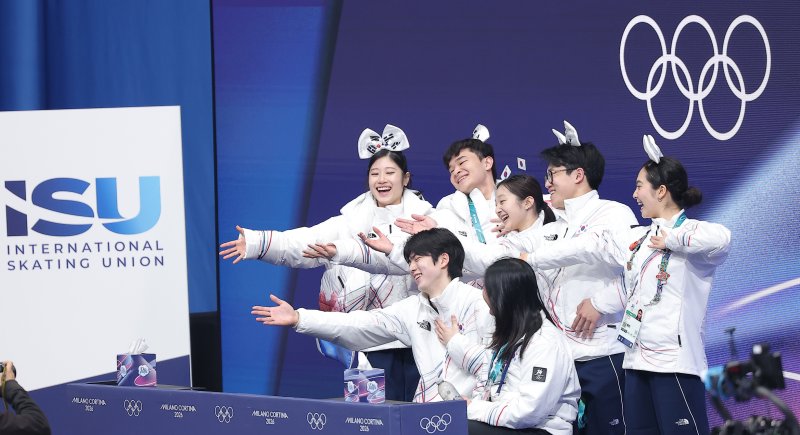 피겨 차준환이 7일(현지시간) 이탈리아 밀라노 아이스 스케이팅 아레나에서 열린 2026 밀라노·코르티나담페초 동계올림픽 피겨 스케이팅 팀 이벤트(단체전) 남자 싱글 쇼트 프로그램에서 연기를 마친 후 동료 선수들과 포즈를 취하고 있다. 2026.2.8 ⓒ 뉴스1 김성진 기자