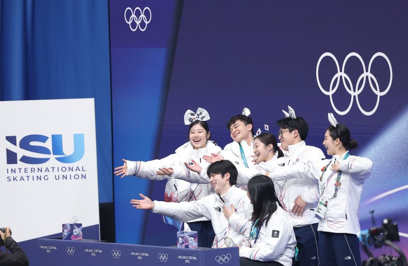 피겨 차준환이 7일(현지시간) 이탈리아 밀라노 아이스 스케이팅 아레나에서 열린 2026 밀라노·코르티나담페초 동계올림픽 피겨 스케이팅 팀 이벤트(단체전) 남자 싱글 쇼트 프로그램에서 연기를 마친 후 동료 선수들과 포즈를 취하고 있다. 2026.2.8 ⓒ 뉴스1 김성진 기자