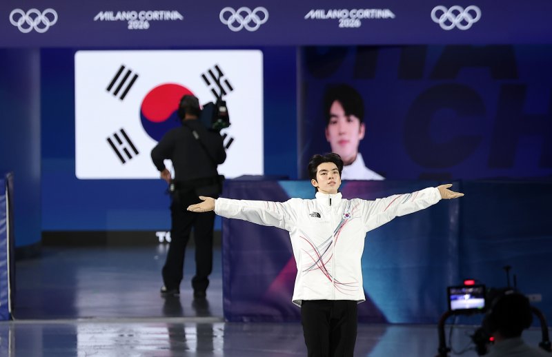 피겨 차준환이 7일(현지시간) 이탈리아 밀라노 아이스 스케이팅 아레나에서 열린 2026 밀라노·코르티나담페초 동계올림픽 피겨 스케이팅 팀 이벤트(단체전) 남자 싱글 쇼트 프로그램 연기를 하기 위해 링크로 입장하고 있다. 2026.2.8 ⓒ 뉴스1 김성진 기자