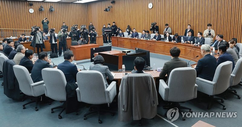 한 자리에 모인 민주당 정청래 대표와 초선 의원들 (출처=연합뉴스)