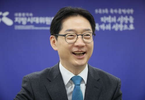 인터뷰하는 김경수 지방시대위원장 (출처=연합뉴스)