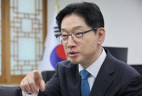 인터뷰하는 김경수 지방시대위원장 (출처=연합뉴스)