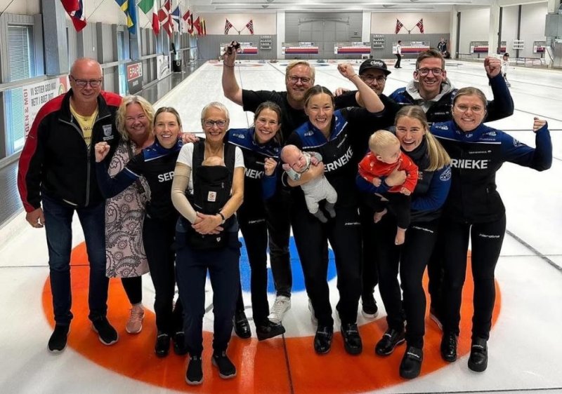 다섯 아기와 함께하는 스웨덴 여자 컬링 대표팀 '하셀보리 서커스' (출처=연합뉴스)
