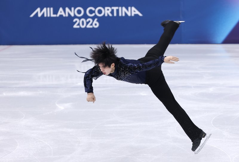 피겨 차준환이 7일(현지시간) 이탈리아 밀라노 아이스 스케이팅 아레나에서 열린 2026 밀라노·코르티나담페초 동계올림픽 피겨 스케이팅 팀 이벤트(단체전) 남자 싱글 쇼트 프로그램에서 연기를 펼치고 있다.뉴스1