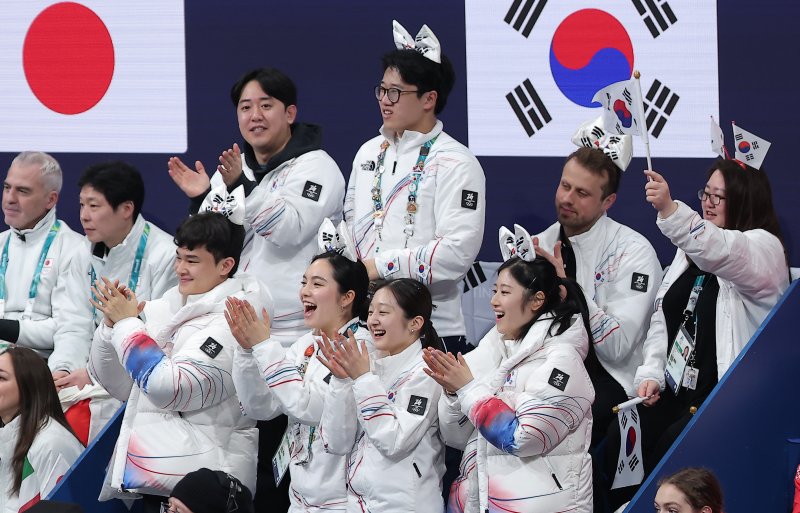 대한민국 피겨 대표팀이 7일(현지시간) 이탈리아 밀라노 아이스 스케이팅 아레나에서 열린 2026 밀라노·코르티나담페초 동계올림픽 피겨 스케이팅 팀 이벤트(단체전) 남자 싱글 쇼트 프로그램에서 연기를 펼친 차준환에게 박수를 보내고 있다. 뉴스1