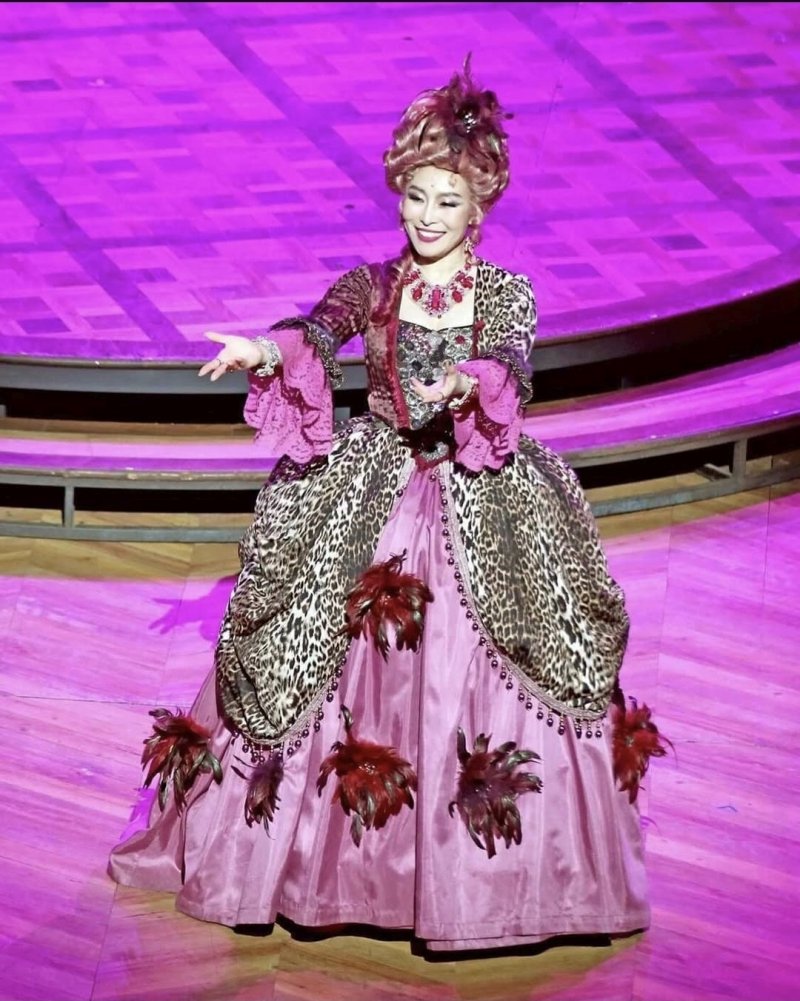 뮤지컬 '마리 앙투아네트'에서 주아 배우의 공연 모습.