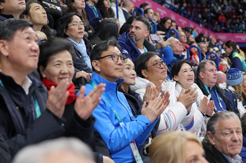 차준환 응원하는 최휘영 장관 (서울=연합뉴스) 최휘영 문화체육관광부 장관이 7일(현지시간) 이탈리아 밀라노 아이스스케이팅 아레나에서 열린 2026 밀라노-코르티나담페초 동계올림픽 피겨스케이팅 팀 이벤트 경기에서 대한민국의 차준환 선수를 응원하고 있다. 문화체육관광부 제공