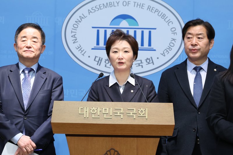 강득구(왼쪽부터), 이언주, 황명선 더불어민주당 최고위원이 지난 6일 서울 여의도 국회 소통관에서 조국혁신당과의 합당 관련 기자회견을 하고 있다. 2026.2.6 ⓒ 뉴스1 신웅수 기자