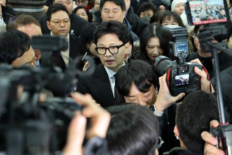 한동훈 전 국민의힘 대표가 29일 서울 여의도 국회 소통관에서 국민의힘 지도부의 제명 결정에 관한 입장 발표를 마치고 차량으로 향하고 있다. (공동취재) 2026.1.29 ⓒ 뉴스1 이승배 기자