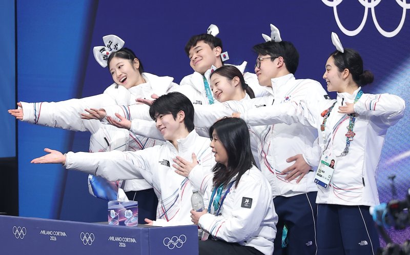 피겨 차준환이 7일(현지시간) 이탈리아 밀라노 아이스 스케이팅 아레나에서 열린 2026 밀라노·코르티나담페초 동계올림픽 피겨 스케이팅 팀 이벤트(단체전) 남자 싱글 쇼트 프로그램에서 연기를 마친 후 팀 선수들과 마무리 포즈를 취하고 있다. 2026.2.8 ⓒ 뉴스1 김성진 기자