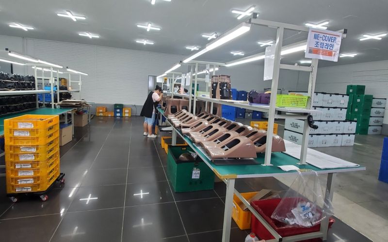 경남 양산시 삼호로 41에 본사를 둔 핀업테크는 부산·울산·경남지역에 있는 완성차업체 등 굴지의 제조업체를 협력업체로 두고 임가공분야 최강자로 성장하고 있는 강소기업이다. 위의 사진은 이 회사 플라스틱 사출라인이고, 아래 사진은 임가공 조립라인이다. 핀업테크 제공