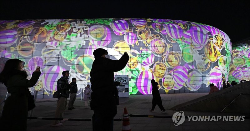 DDP 외벽에 나타난 '서울풀 윈터' (출처=연합뉴스)