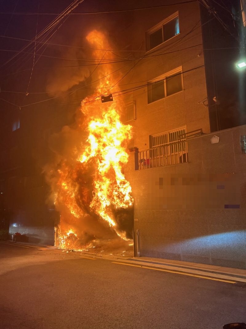 지난해 8월 12일 서울 동대문구 제기동의 한 다세대주택에서 화재가 발생해 2명이 사망하고 13명이 부상을 입었다. 사진=서울 동대문소방서 제공