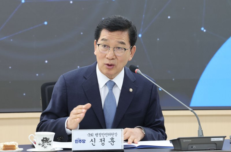 8일 오전 광주 동구청 3층 상황실에서 열린 '자치분권 강화를 위한 행정통합 간담회'에서 신정훈 행정안전위원장이 인사말하고 있다. ⓒ 뉴스1 박지현 기자