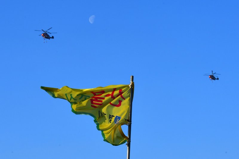 8일 오전 경북 경주시 문무대왕면 입천리에서 발생한 산불이 강풍을 타고 확산하는 가운데 산림청 헬기가 진화 작업에 투입되고 있다. 2026.2.8 ⓒ 뉴스1 최창호 기자