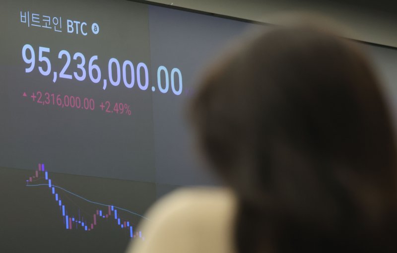 [서울=뉴시스] 권창회 기자 = 비트코인이 급락하며 1억원 대가 깨진 지난 6일 서울 강남구 업비트 고객센터 전광판에 비트코인 등 암호화폐 시세가 나오고 있다. 2026.02.06. kch0523@newsis.com