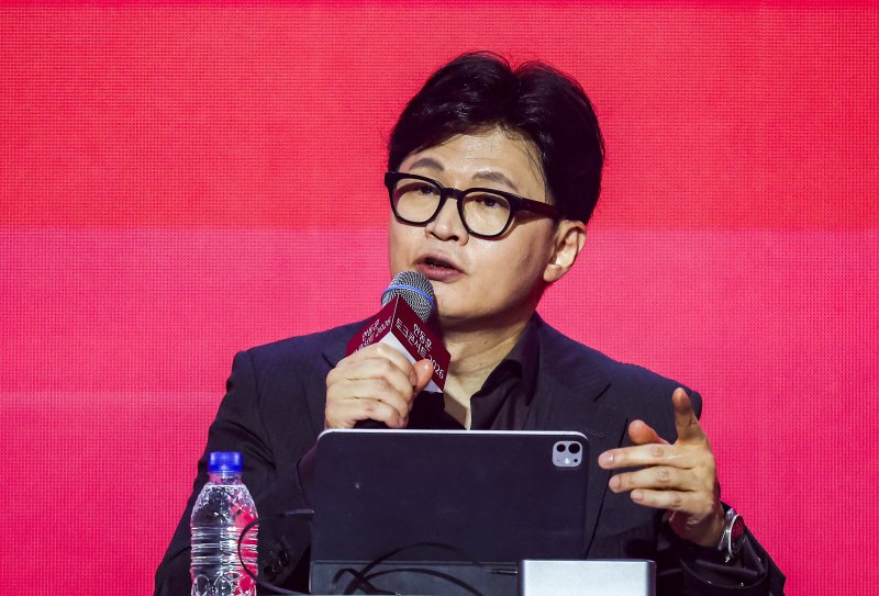 한동훈 전 국민의힘 대표가 8일 서울 송파구 잠실실내체육관에서 열린 토크콘서트 2026에서 발언하고 있다. /사진=뉴시스