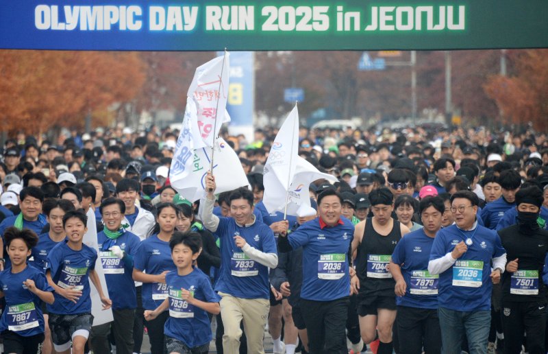 올림픽 데이런 인 전주 성료 김관영 전북특별자치도지사(가운데 오른쪽)와 유승민 대한체육회장(가운데 왼쪽)이 지난해 11월16일 전북 전주시 전주월드컵경기장에서 열린 '올림픽 데이런 인 전주'에 참석해 경기를 치르고 있다. 뉴시스