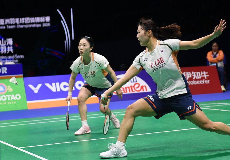 백하나(오른쪽)와 김혜정이 8일(현지 시간) 중국 칭다오의 콘손 체육관에서 열린 2026 배드민턴 아시아 남녀 단체선수권대회 여자부 결승 중국과 경기 2복식에서 지아이판-장슈셴 조와 경기하고 있다. 백하나-김혜정이 2-0(24-22 21-8)으로 이기고, 한국이 종합 3-0으로 승리하며 대회 첫 우승을 차지했다.뉴시스