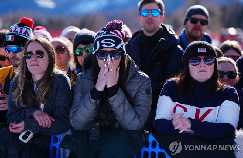 린지 본의 부상 장면을 지켜보는 관중들.연합뉴스