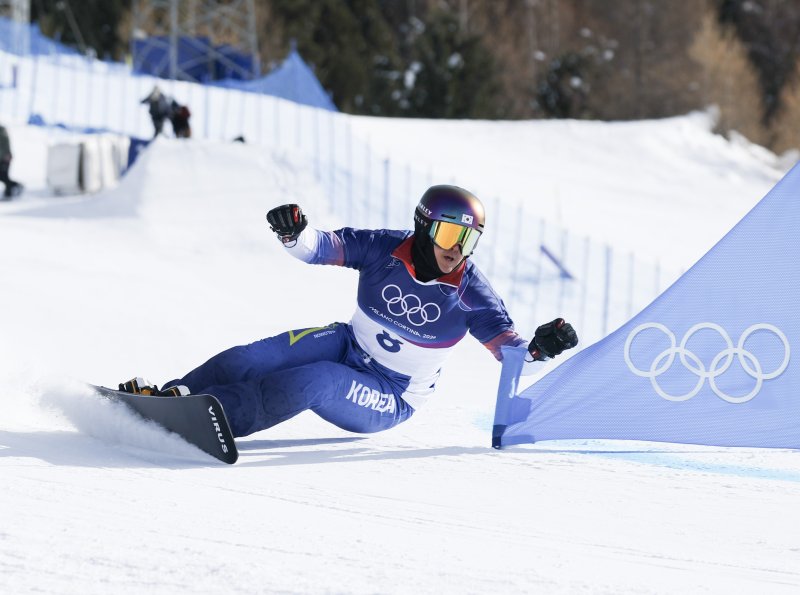 8일(현지시간) 이탈리아 리비뇨 스노파크에서 열린 2026 밀라노-코르티나담페초 동계올림픽 스노보드 남자 평행 대회전 16강에 출전한 김상겸이 경기를 펼치고 있다.연합뉴스
